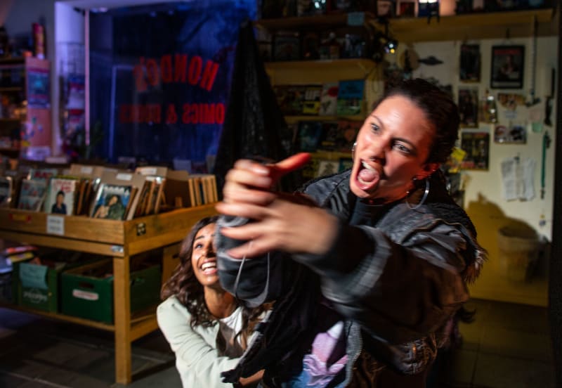 Tina Pour Davoy och Bianca Cruzeiro i De kommer att drunkna i sina mödrars tårar. Foto: Mats Bäcker.